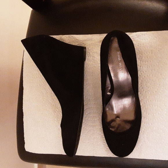 NINE WEST FAUX SUEDE WEDGES 9 1/2 BLACK - Picture 4 of 4